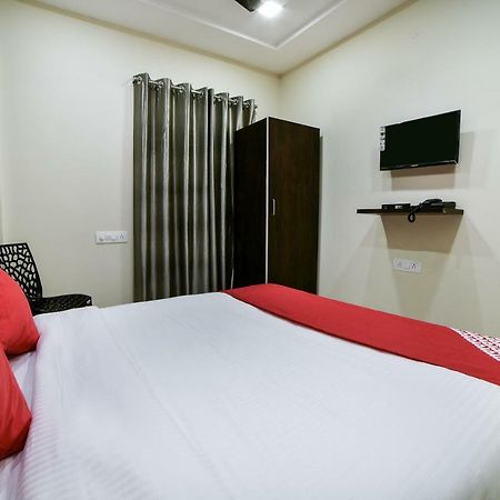 Hotel Oyo 16606 Iconic Living Hyderabad Esterno foto