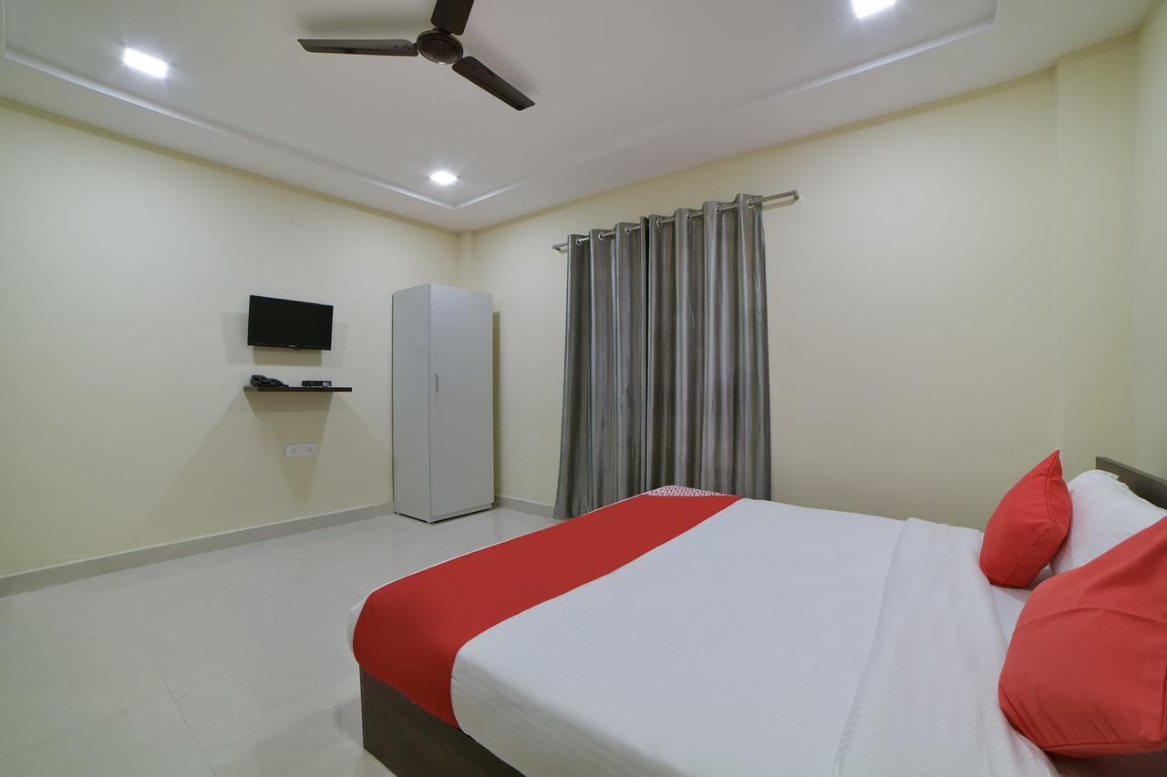 Hotel Oyo 16606 Iconic Living Hyderabad Esterno foto