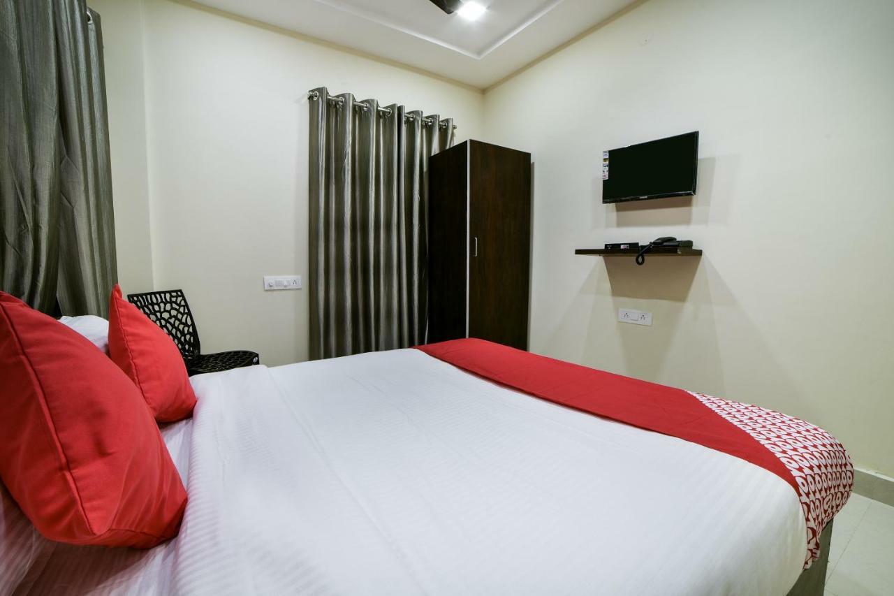 Hotel Oyo 16606 Iconic Living Hyderabad Esterno foto